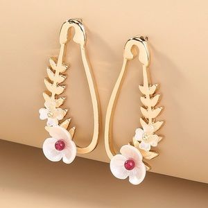 Sweet Alloy Resin Flower Gold Tone Plated Earrings